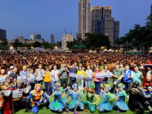圖說1-4_市長陳其邁出席主持開幕儀式，並與市民共同欣賞飛馬燈翱翔愛河夜空，為「2026高雄端午嘉年華暨龍舟錦標賽」揭開序幕。_(2)
