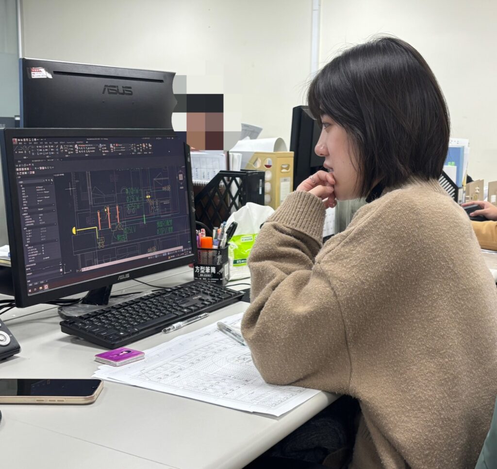 通傳-黃小婷於職訓期間累積繪圖基礎能力，使她能快速適應職場節奏、展現自我職能價值