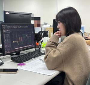 通傳-黃小婷於職訓期間累積繪圖基礎能力，使她能快速適應職場節奏、展現自我職能價值