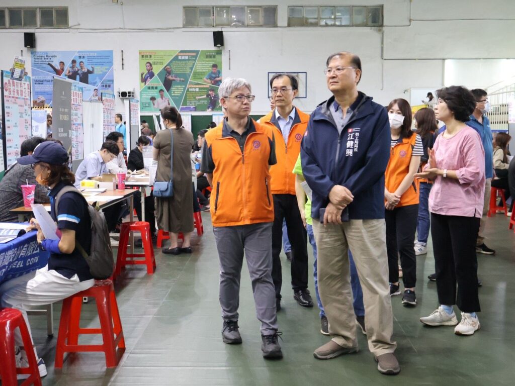1150718勞工局_對接各產業求才熱潮_勞工局辦大型徵才活動助市民就業[訓就中心]_(2)_0