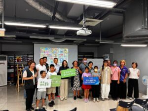 「家家好時光．記憶在發光」跨世代藝術畫展開幕，貴賓、師生及家長齊聚草衙分館，共同見證孩子們以畫筆傳遞家庭情感與地方文化記憶。