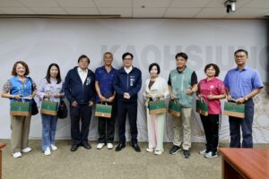 圖2_市長陳其邁於市政會議公開表揚本市「114年度高雄市社區營造成果評比」優良的18個社區_。