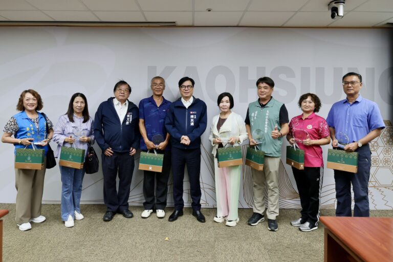 圖2_市長陳其邁於市政會議公開表揚本市「114年度高雄市社區營造成果評比」優良的18個社區_。