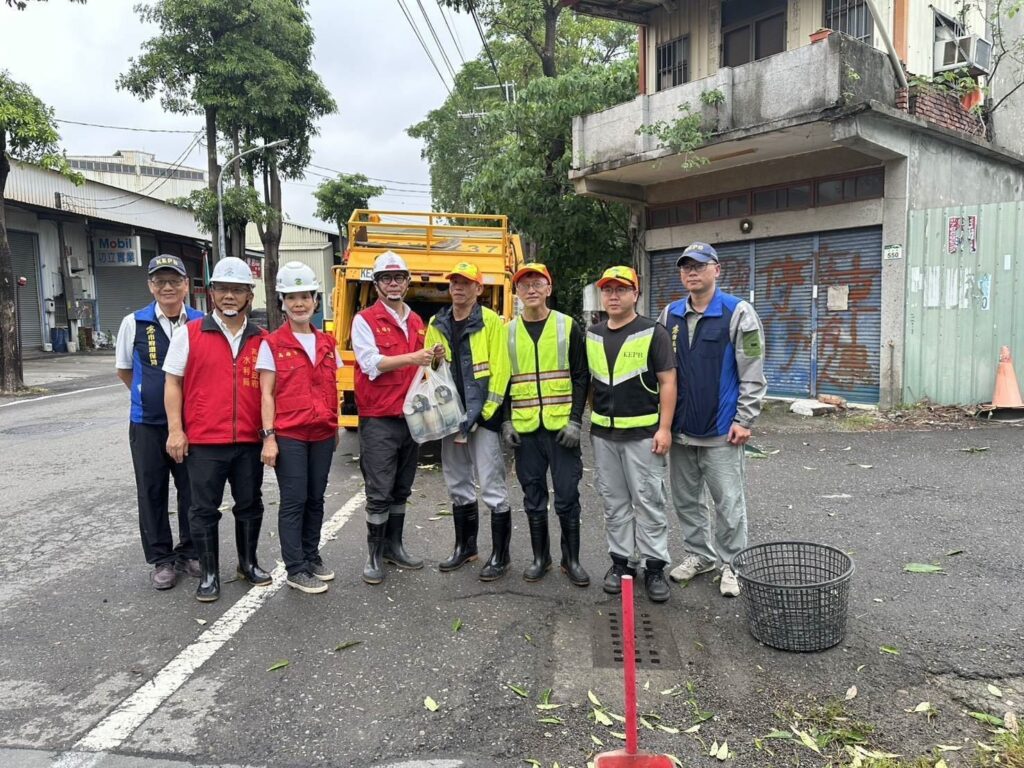 圖3_環保局累計投入清潔人力共計1,301人次，並出動溝泥車、垃圾車、資收車、掃街車等各式車輛共218_輛次，力求今日完成道路清掃及側溝清疏。
