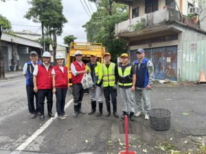 圖3_環保局累計投入清潔人力共計1,301人次，並出動溝泥車、垃圾車、資收車、掃街車等各式車輛共218_輛次，力求今日完成道路清掃及側溝清疏。