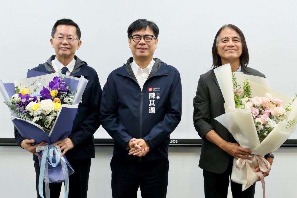 圖說2：市長陳其邁獻花感謝秘書長郭添貴（左一）及工務局新建工程處處長許永穆（右一）多年來的辛勞與奉獻。-1920
