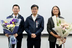 圖說2：市長陳其邁獻花感謝秘書長郭添貴（左一）及工務局新建工程處處長許永穆（右一）多年來的辛勞與奉獻。-1920
