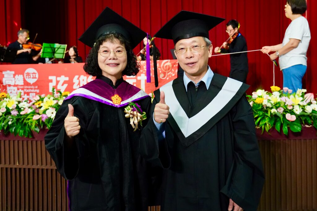 校長與王曉麟同學合影