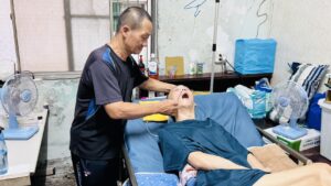 照顧重擔全壓在患有淋巴癌的爸爸身上2