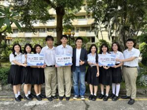 高中職組年度首獎：中山工商獲獎同學及李昱平校長(中)
