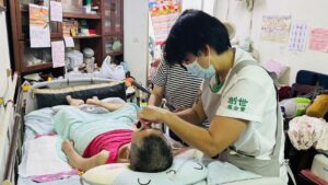 創世介入後提供專業的照顧技巧指導，協助王女士妹妹照顧親人1