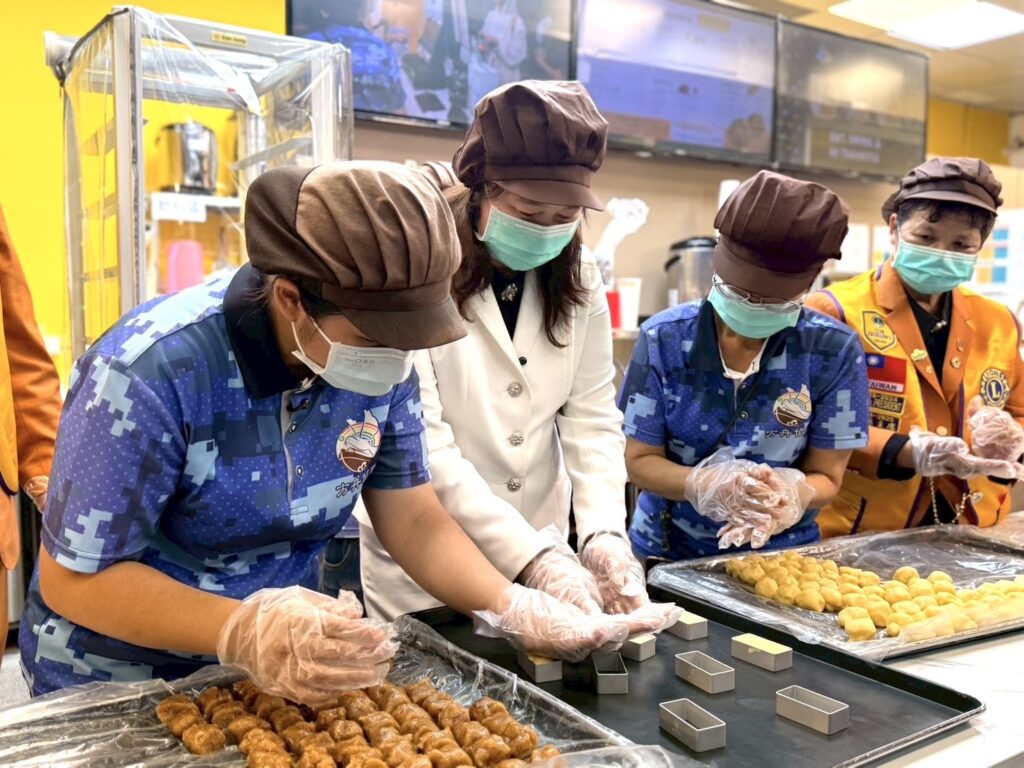 國際獅子會300E-5區總監陳婉琪在身障夥伴的帶領下，親手體驗製作鳳梨酥，近距離感受身障職人的專業與用心。