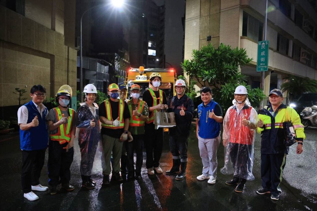 圖1：市長陳其邁視察覺民路寶安街垃圾車清運情形，並慰問環保局同仁，送上飲品慰勞清潔隊員。