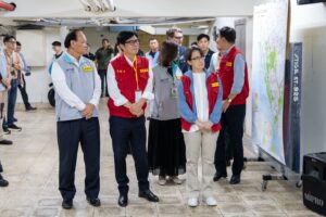 圖2隨後前往前鎮區公所檢視中央與地方協同應變量能及災害防救體系運作情形。