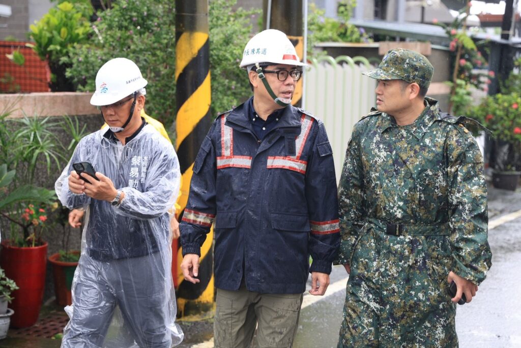 圖3_受低壓帶及西南風影響，高雄持續出現強降雨，市長陳其邁趕赴路竹區下坑里大德路，實地視察現場積淹水狀況。