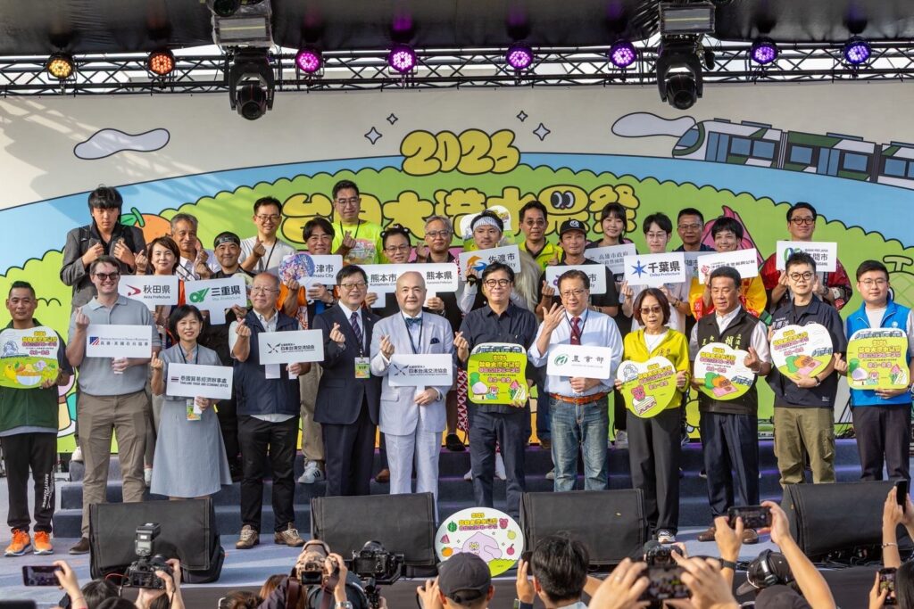 圖3_高雄市長陳其邁出席「台日大港水果祭」開幕式，邀請市民品嚐台日鮮果，並前往熊本應援攤位為受影響民眾加油打氣，展現台日深厚情誼。
