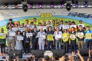 圖3_高雄市長陳其邁出席「台日大港水果祭」開幕式，邀請市民品嚐台日鮮果，並前往熊本應援攤位為受影響民眾加油打氣，展現台日深厚情誼。