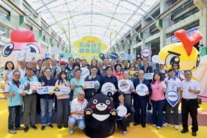 圖3_高雄市長陳其邁出席親子遊樂園區開幕活動，並為黃線列車模型揭幕，見證舊台鐵工廠轉型為親子休憩新場域。