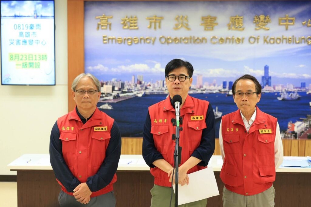 圖4_陳其邁感謝中央、國軍弟兄及警消志工全力支援救災，展現中央地方通力合作守護市民的決心，市府團隊將持續嚴防短延時強降雨，確保市民安全。