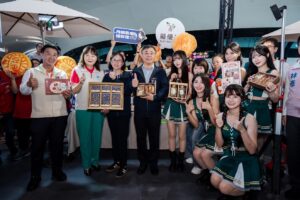 圖5｜_Wing_Stars化身快閃店長，與王代理秘書長啟川、社會局長及獅子會總監一同巡攤，推廣身障團體特色商品。