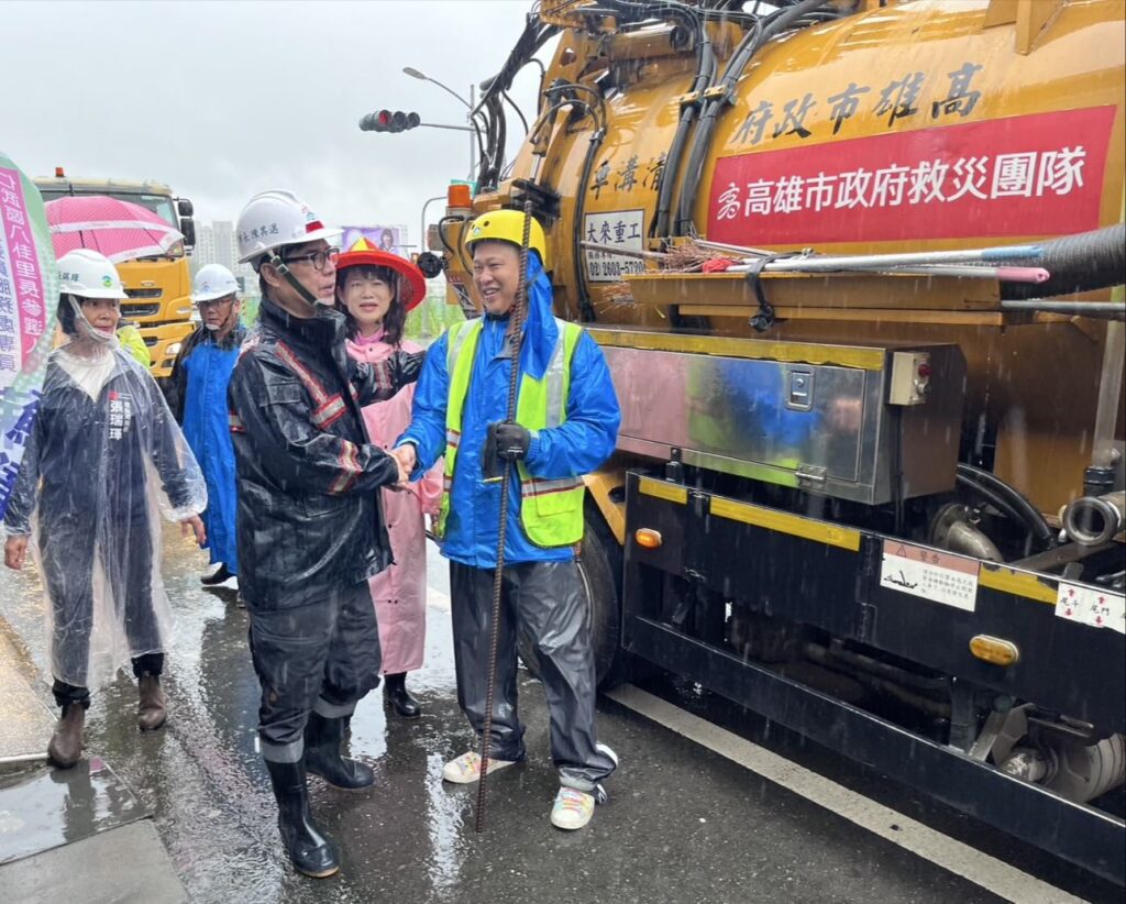 圖說4-視察仁武八德北路清疏作業，勘查仁勇路情況