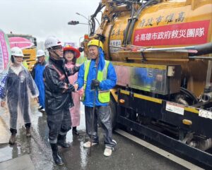 圖說4-視察仁武八德北路清疏作業，勘查仁勇路情況