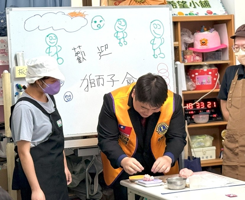 獅友在身障夥伴的帶領下，親手體驗製作饅頭，近距離感受身障職人的專業與用心。