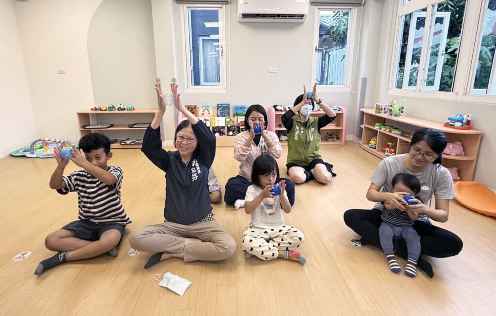 社會局局長與幼童參與「小球音樂家」互動活動
