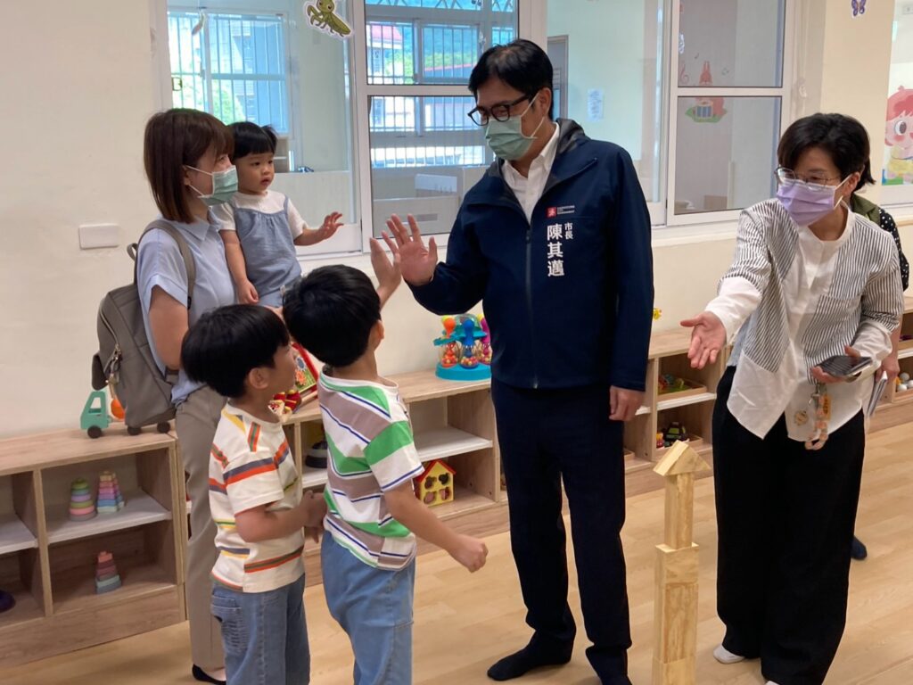 陳其邁市長參觀公托托育空間，並與家長及幼童互動
