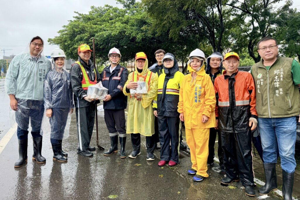 陳其邁市長視察側溝清疏及慰勞清潔隊員02