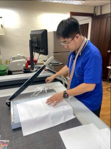 原為設計小白的張于亞，透過職訓從軟體繪圖、產品實作、影像編輯、網站架構到行銷等，扎實地訓練讓他短期內就快速上手
