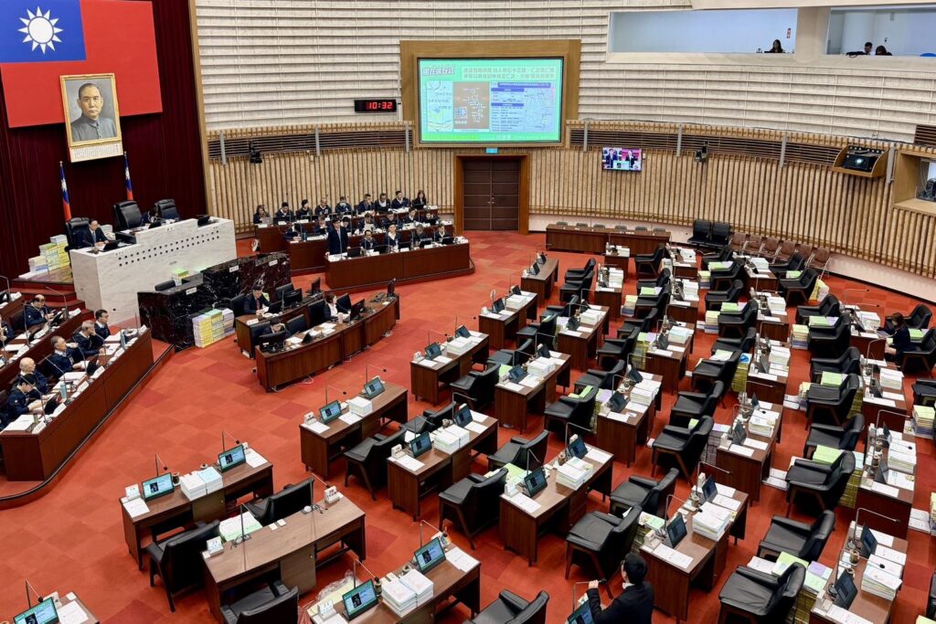 圖2：陳其邁市長於市長施政報告質詢中，逐一針對銀髮人才據點、擋土牆坍塌搶修、原民專用場域、眷村設置臨托據點及捷運紫線進度等議題答覆。