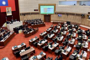 圖2：陳其邁市長於市長施政報告質詢中，逐一針對銀髮人才據點、擋土牆坍塌搶修、原民專用場域、眷村設置臨托據點及捷運紫線進度等議題答覆。