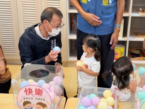 市府王宏榮副秘書長與幼童參與互動活動