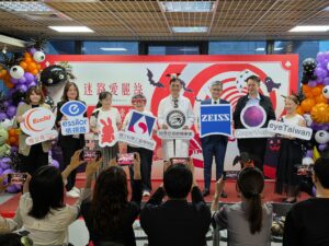 全臺首座！科工館「迷路愛麗絲」近視防治展揭幕 解析眼軸拉長真相、三大光學控度原理 守護學童「遠視儲備」健康存款