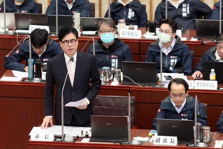 議員關心北高雄建設與敬老卡使用規範，市長陳其邁逐一回應說明，將持續加速推動各項建設。
